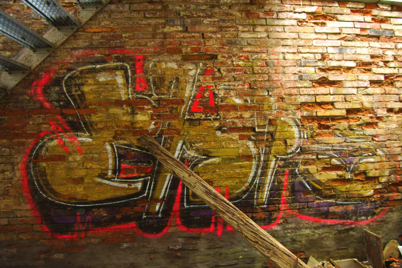Industrieofen alter Textilfabrik mit Grafitti