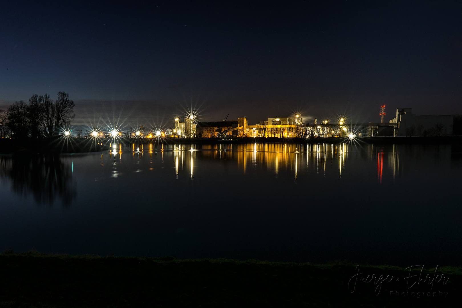 Industriepark bei Nacht