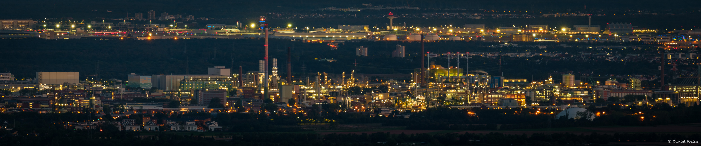 Industriepark Höchst und Flughafen Frankfurt in der blauen Stunde