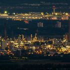 Industriepark Höchst und Flughafen Frankfurt in der blauen Stunde