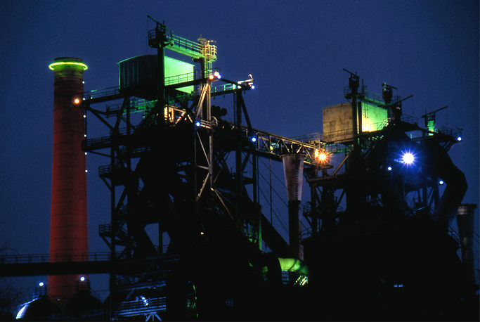 Industriepark im bunten Licht