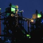 Industriepark im bunten Licht