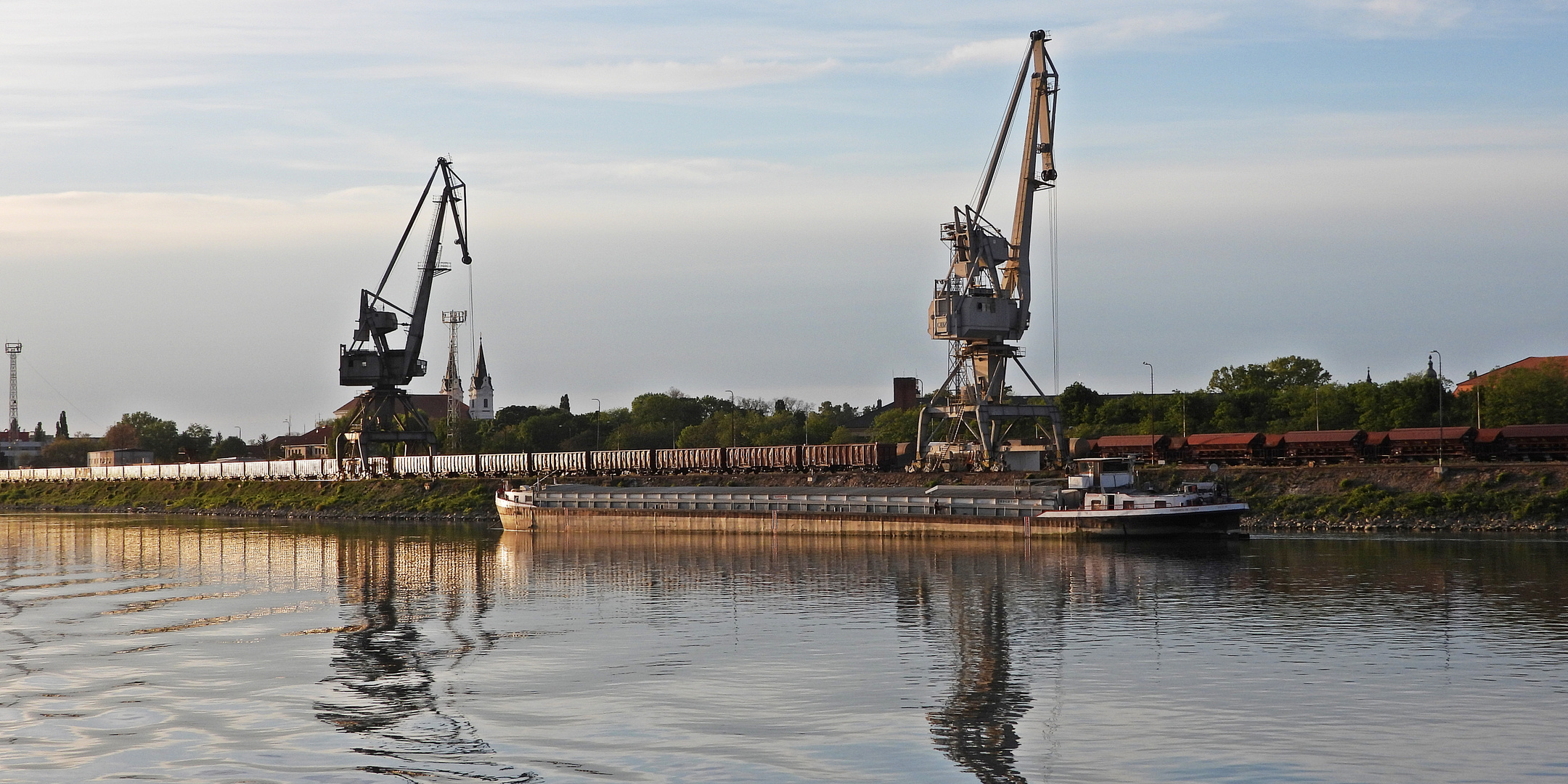 "Industrieromantik" auf der Donau