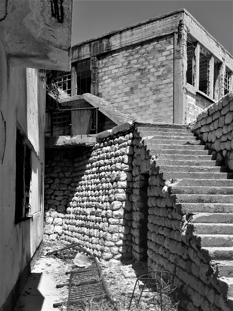 Industrieruine Goli Otok mit Treppe