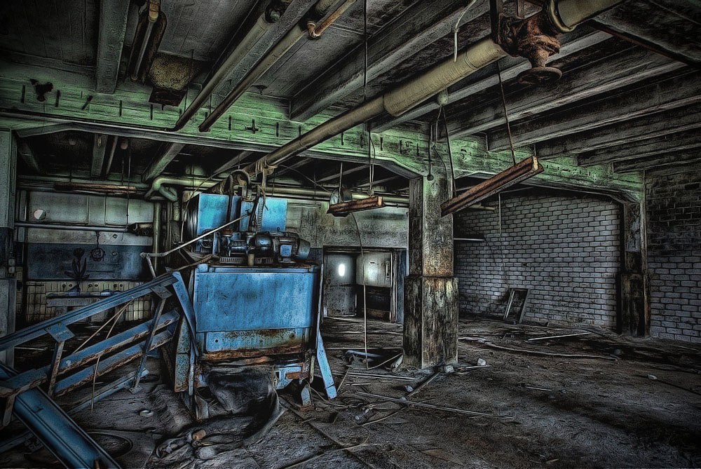 Industrieruine - Halle mit Maschine