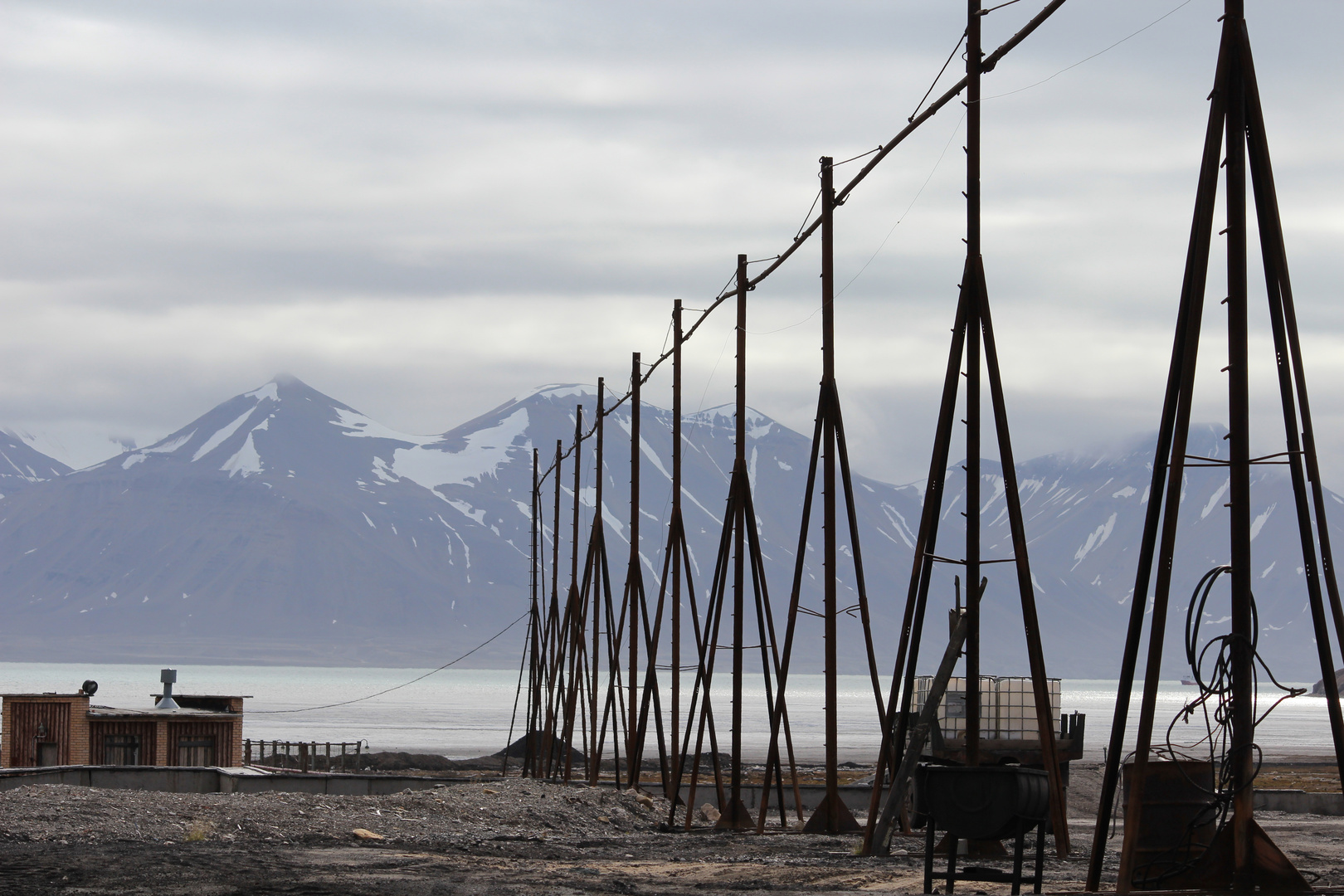 Industrieschrott in der Geisterstadt Pyramiden auf Spitzbergen