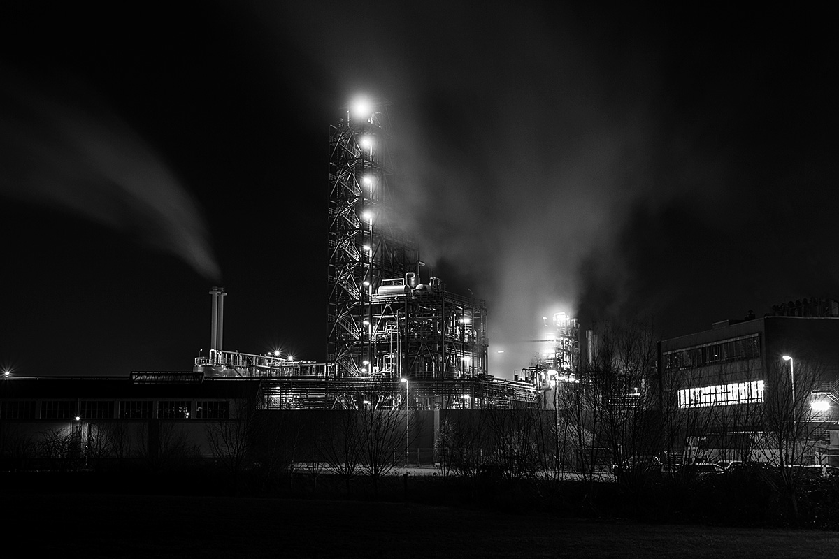 Industriewerk bei Nacht