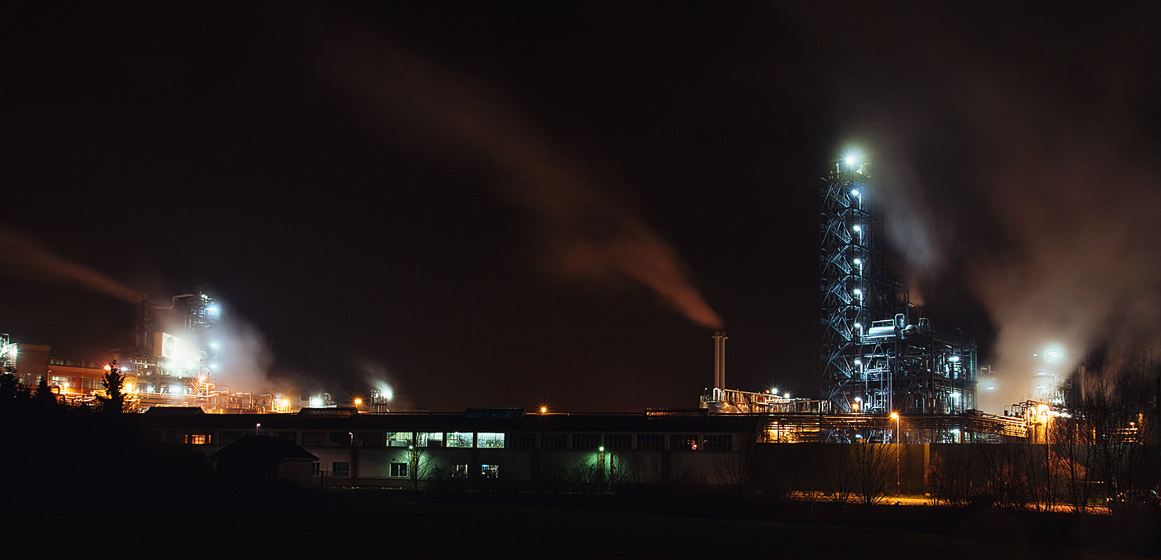 Industriewerk bei Nacht - Teil 2