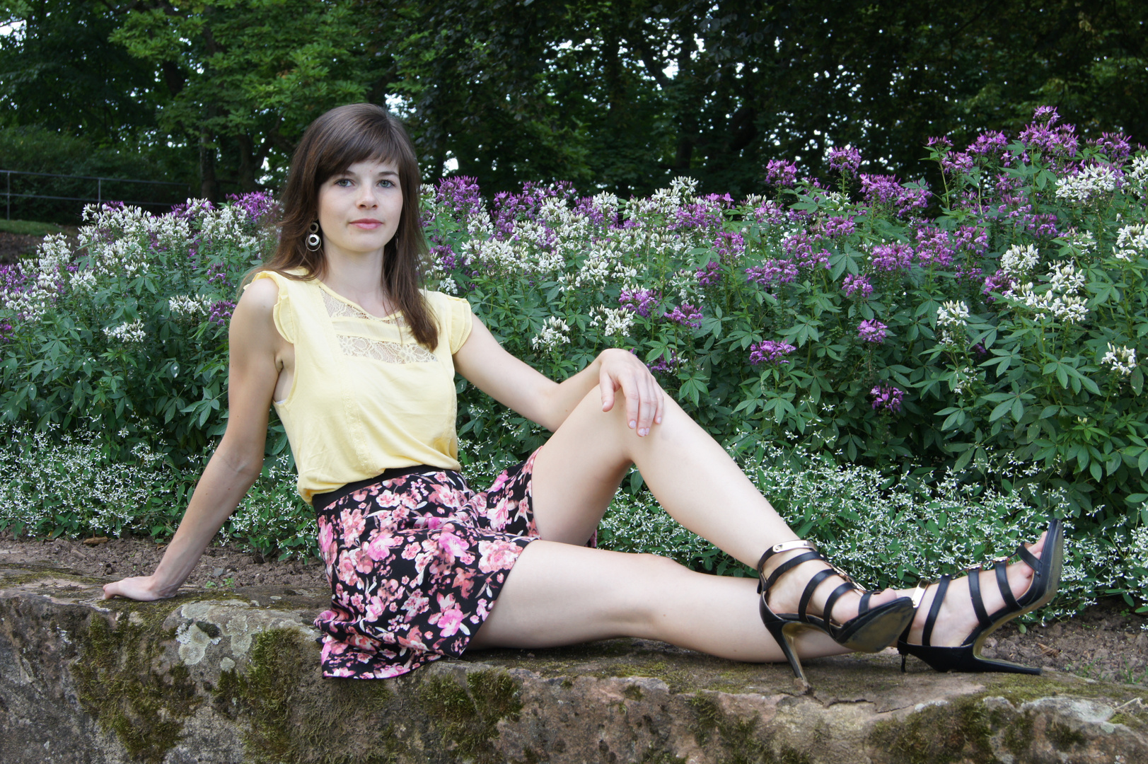 Ines auf der Mauer