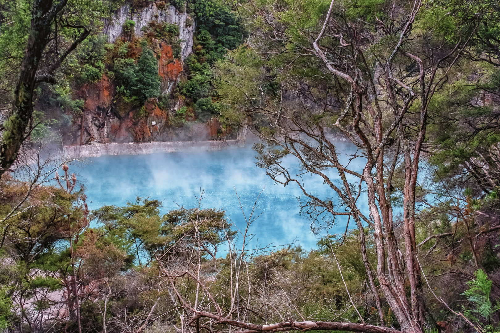 Inferno Crater Lake im Wai-O-Tapu Thermal Wonderland, Rotorua, New Zealand