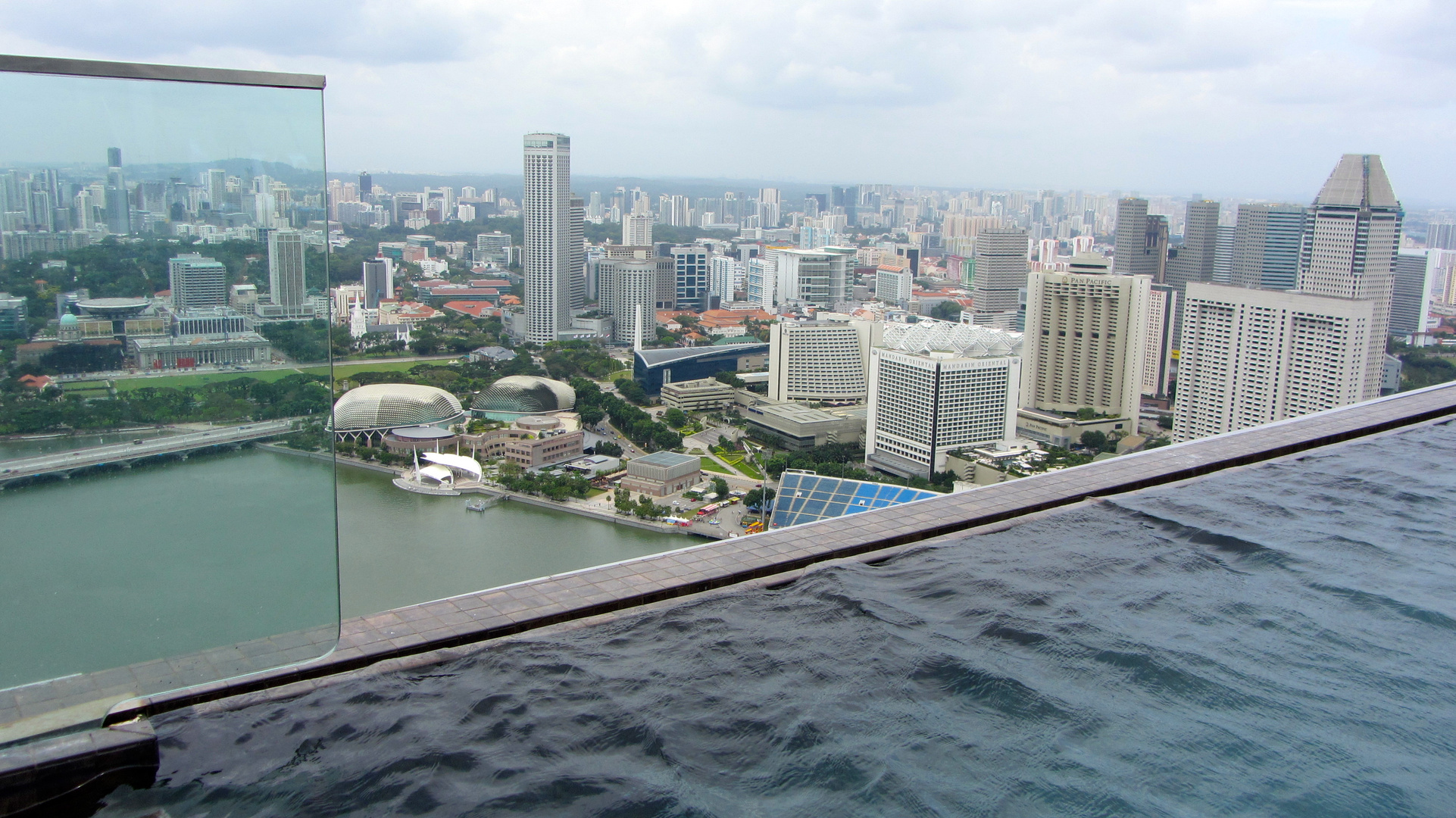 Infinity-Pool auf dem Marina Bay Sands in Singapur