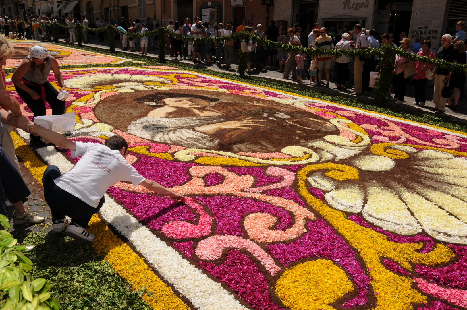 Infiorata di Genzano 2010 ultimi ritocchi , sorretto per non rovinare l'opera