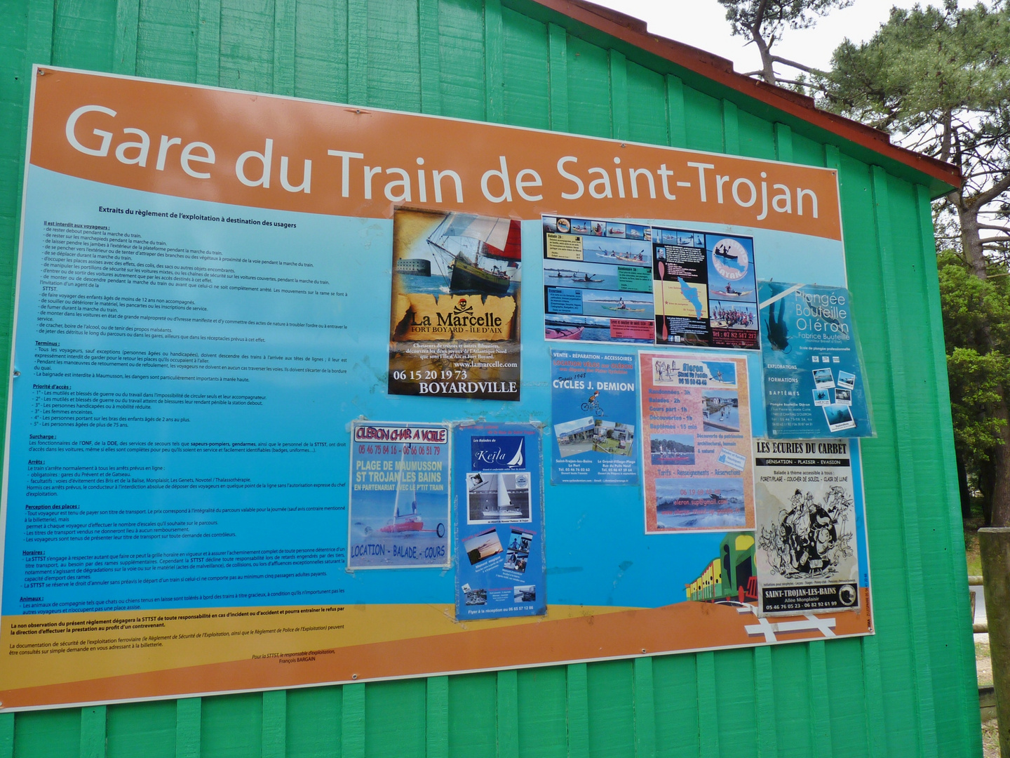 informations au niveau de la gare du train touristique   de St-Trojan sur l'Ile d'Oléron (Ch.Mmes)
