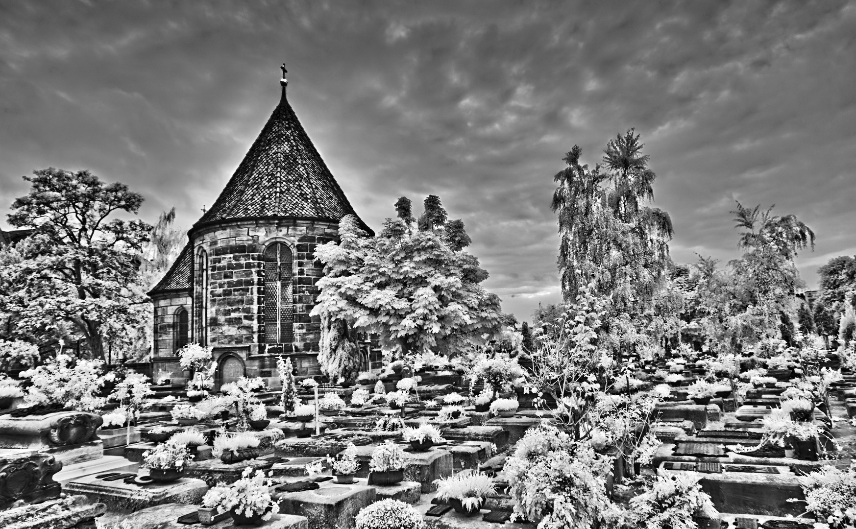 Infrarot-Impression - Johannisfriedhof zu Nürnberg