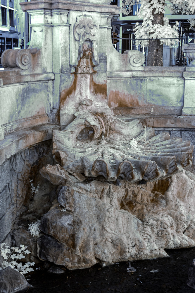 Infratoraufnahme Tritonenbrunnen am Kö-Graben