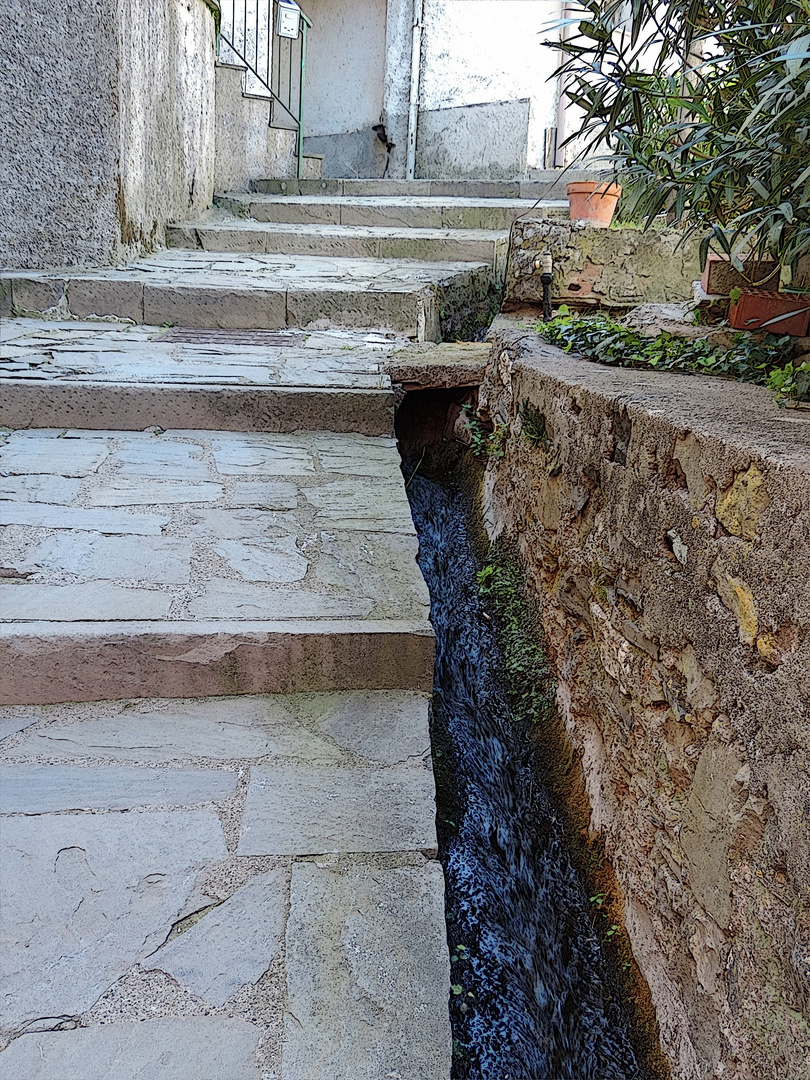 Ingegneria idraulica 3a foto: sistema di canalizzazione esterno acque in villaggio ligure 