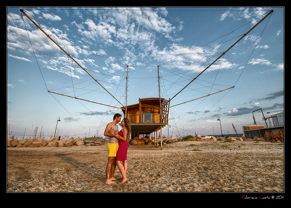 Innamorati abbracciati dal Trabocco