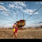 Innamorati abbracciati dal Trabocco