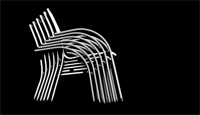 inneinander gestellte Gartenstühle