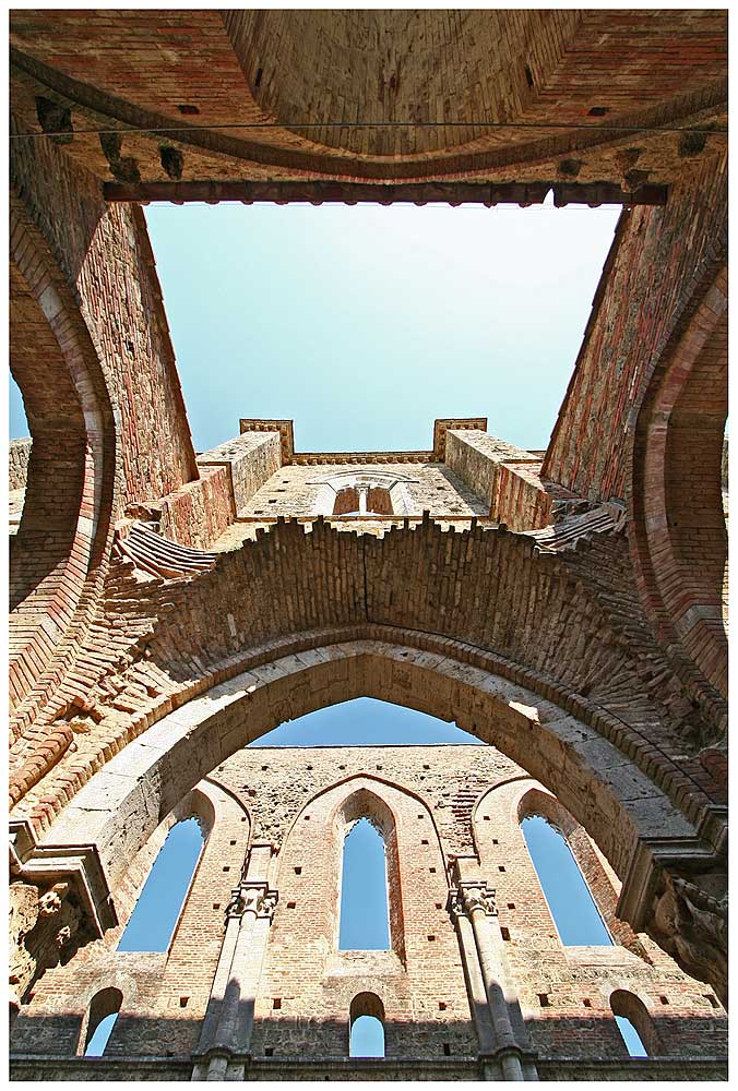 Innen und Außen in San Galgano