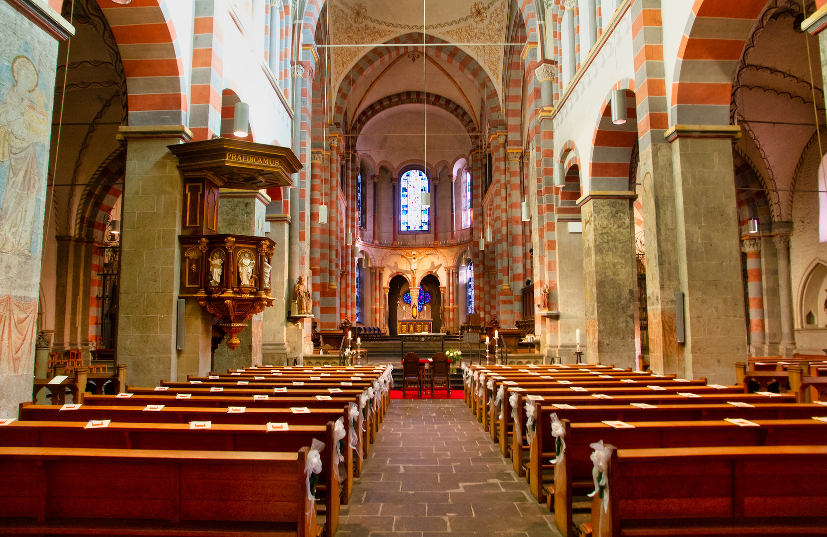 Innenansicht der Abteikirche St. Nikolaus