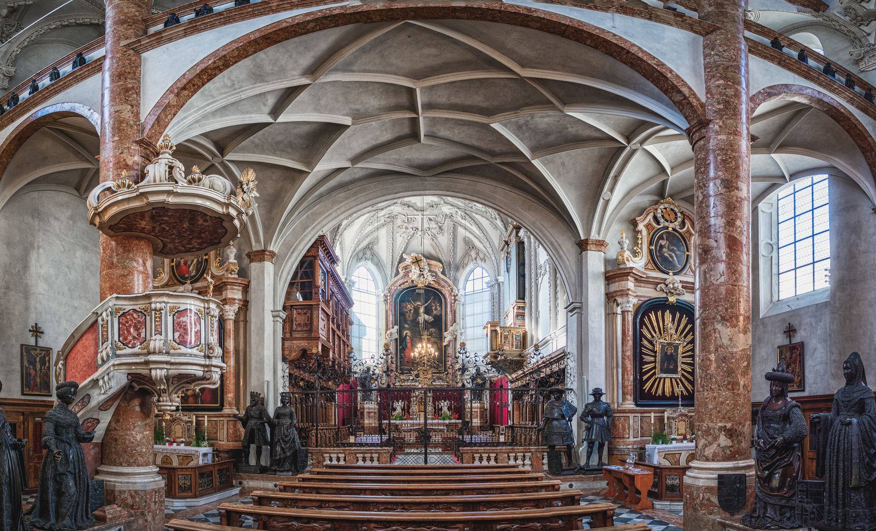 Innenansicht der Hofkirche in Innsbruck