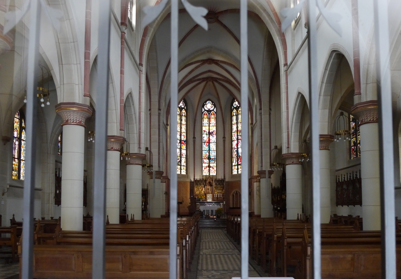 Innenansicht der katholischen Kirche St. Michael in Langenberg Rhld.