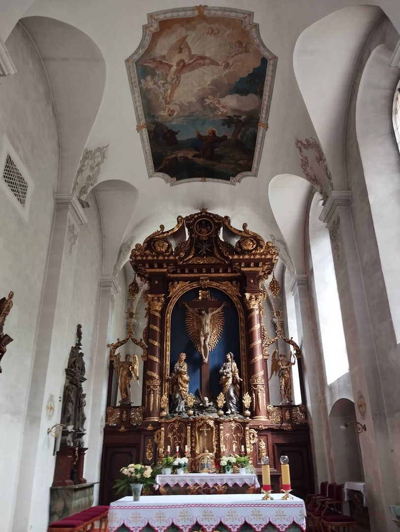 Innenansicht der Klosterkirche Kreuzberg auf dem Kreuzberg in der Rhön