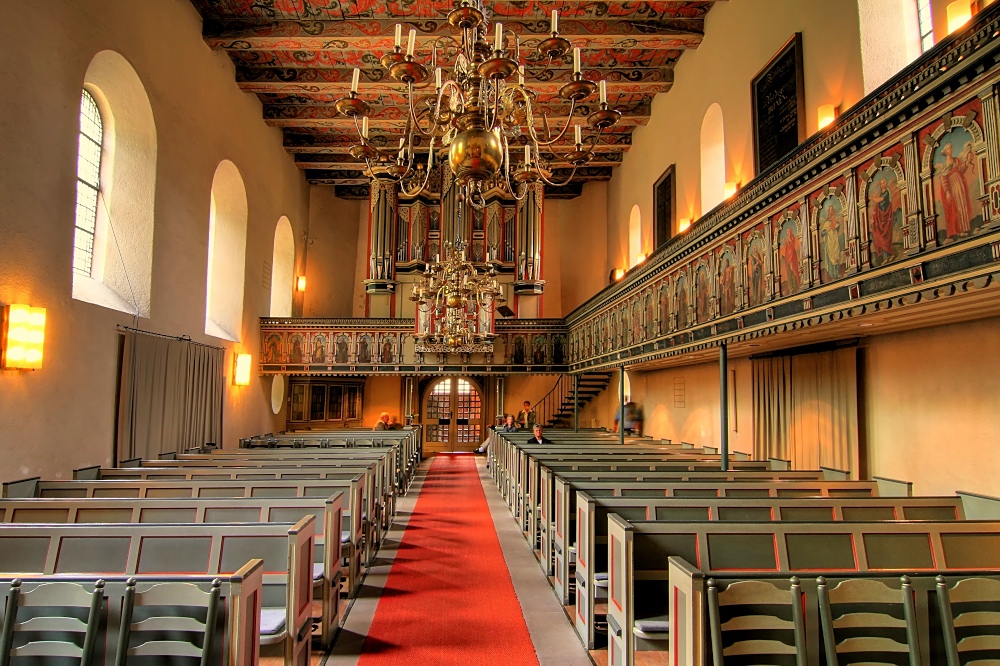 Innenansicht der St.-Hippolyt-Kirche in Blexen