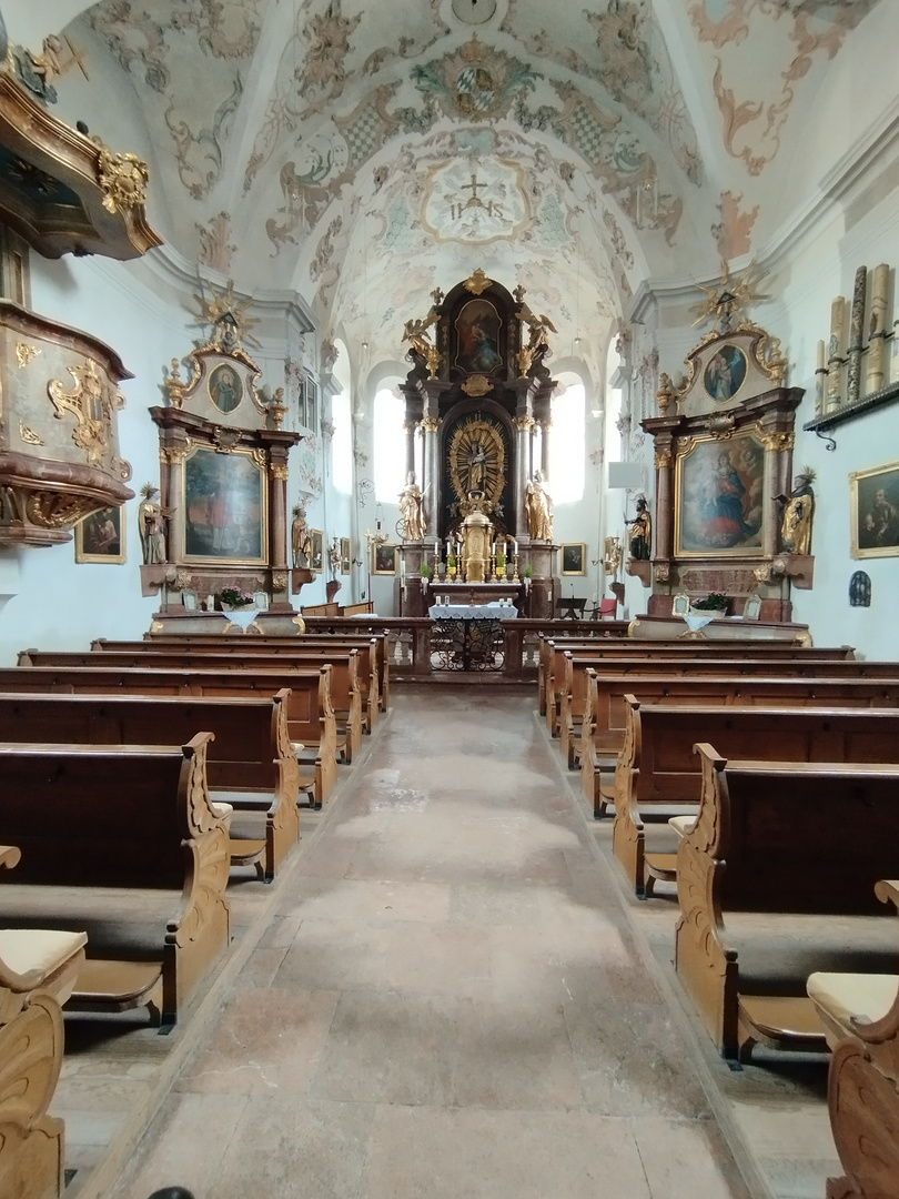 Innenansicht der Wallfahrtskirche Mariä Himmelfahrt in Ising im Chiemgau 