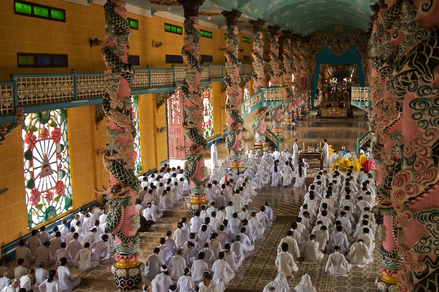 Innenansicht des Cao Dai Tempels in Tay Ninh