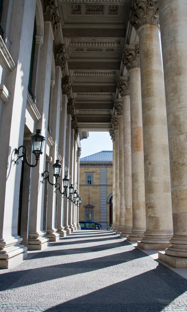Innenansicht des korinthischen Säulenportikus des Nationaltheaters