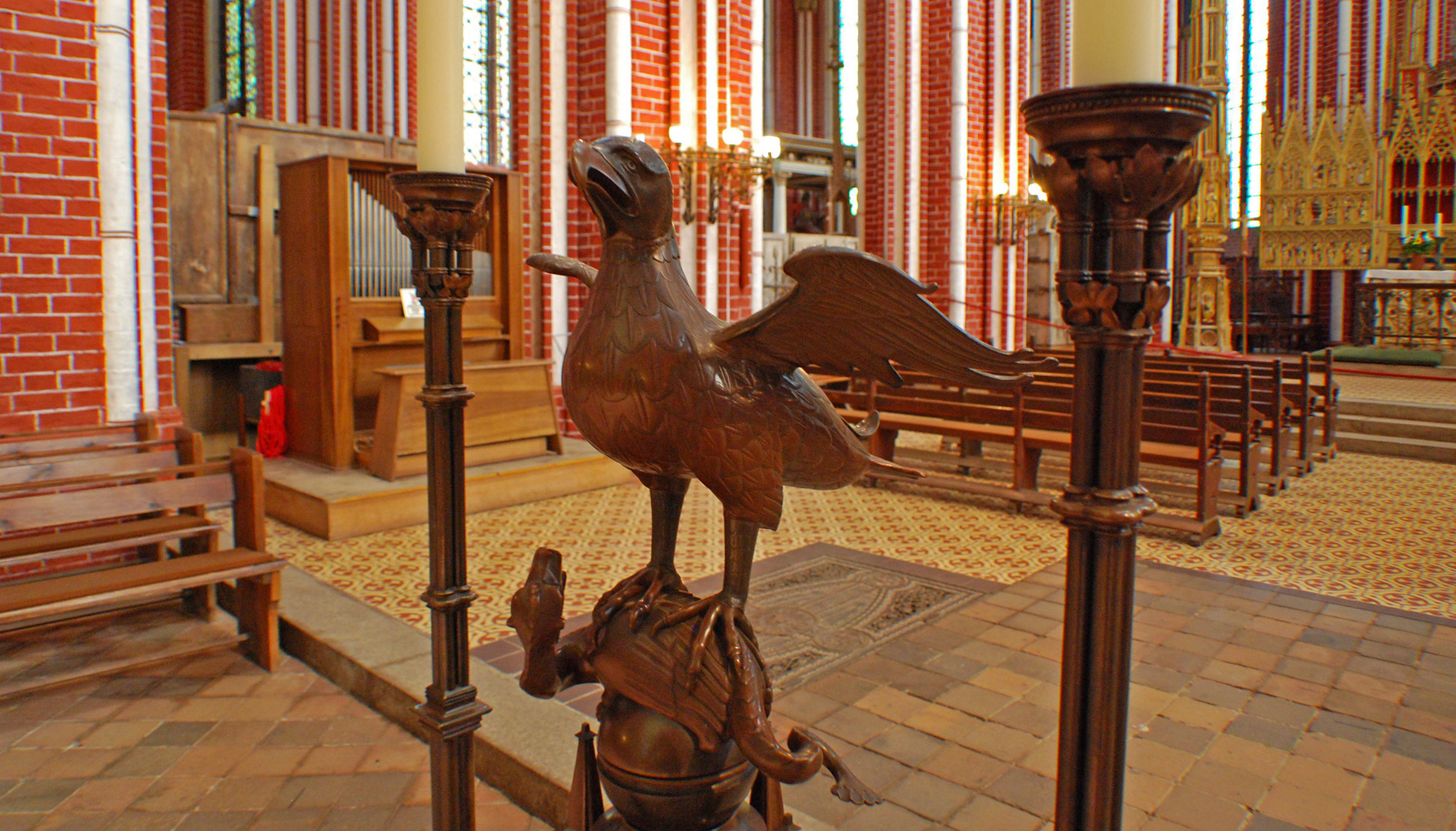 Innenansicht Münster von Bad Doberan: Buchablage in Form eines Vogels