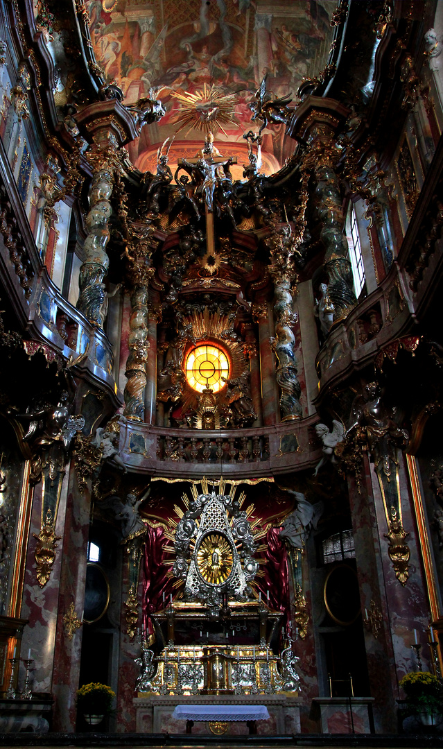 Innenansicht und Altar der Asamkirche in München