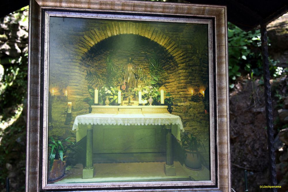 Innenansicht vom Altar mit der Mutter Gottes