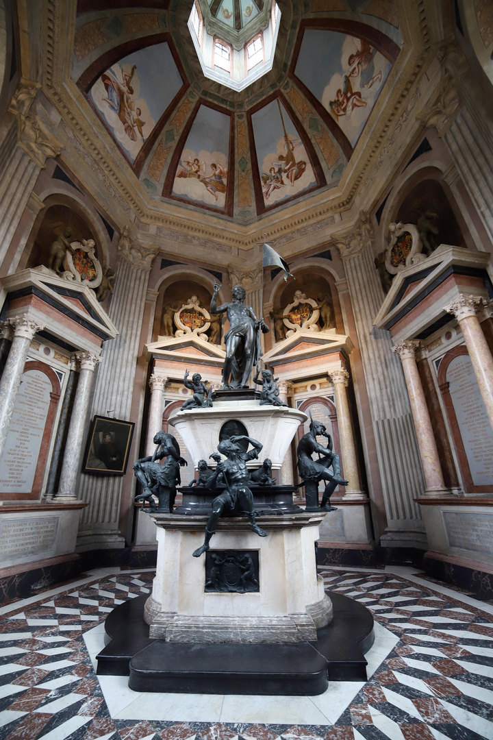 innenansicht vom mausoleum in stadthagen