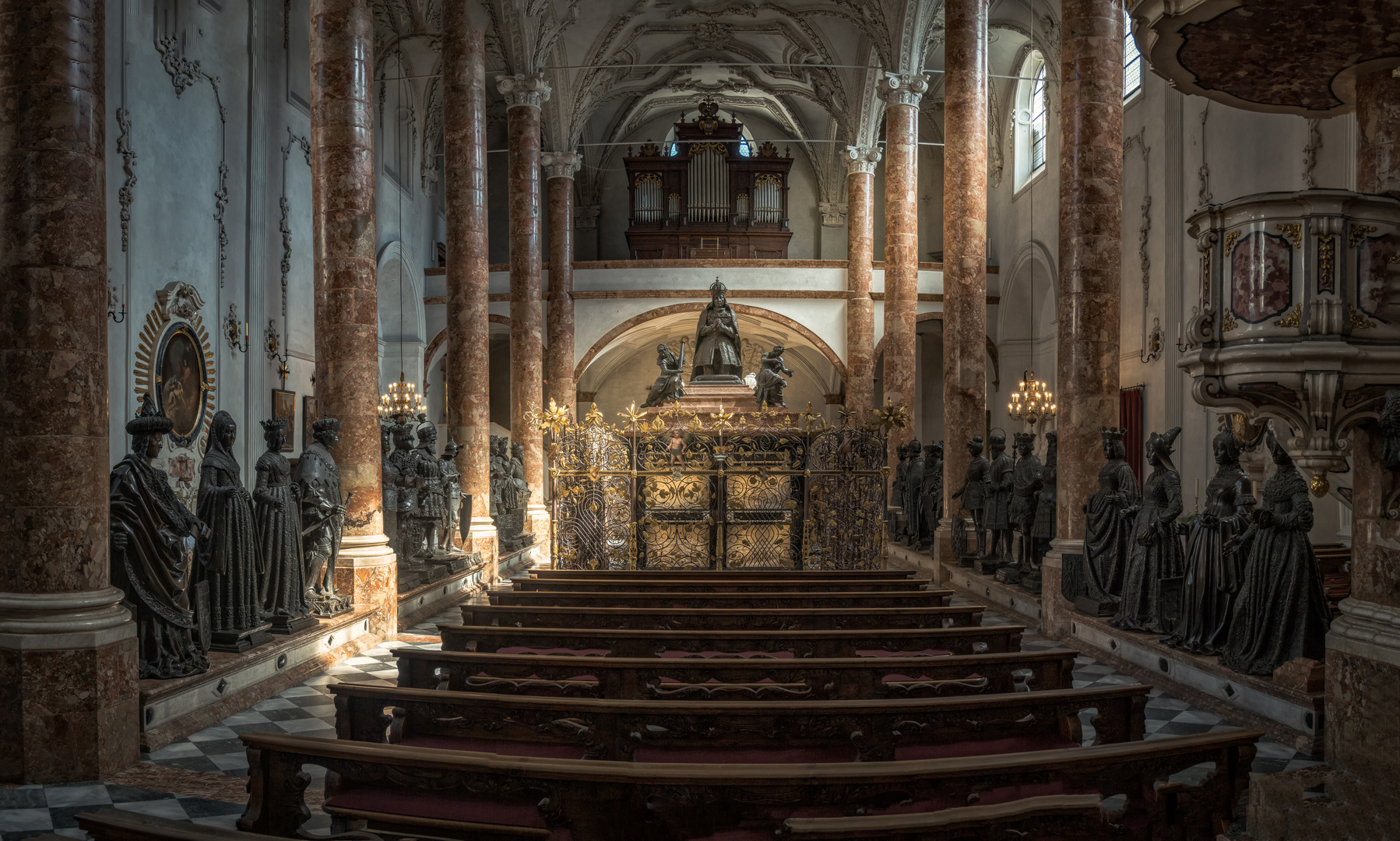 Innenansichten der Innsbrucker Hofkirche