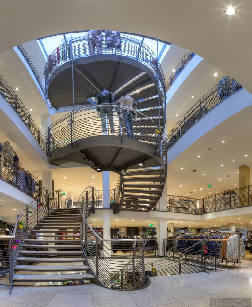 Innenarchitektur mit Stahltreppe im Modehaus