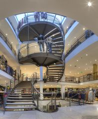 Innenarchitektur mit Stahltreppe im Modehaus