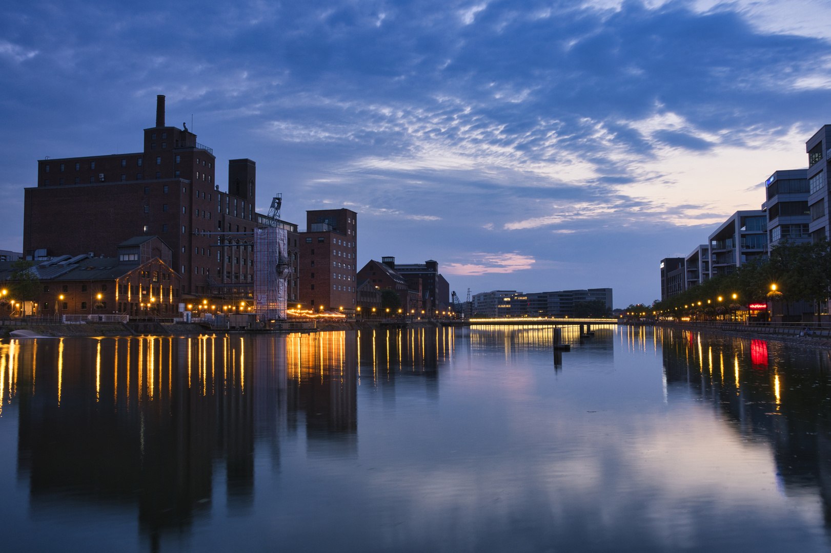 Innenhafen Duisburg am Abend