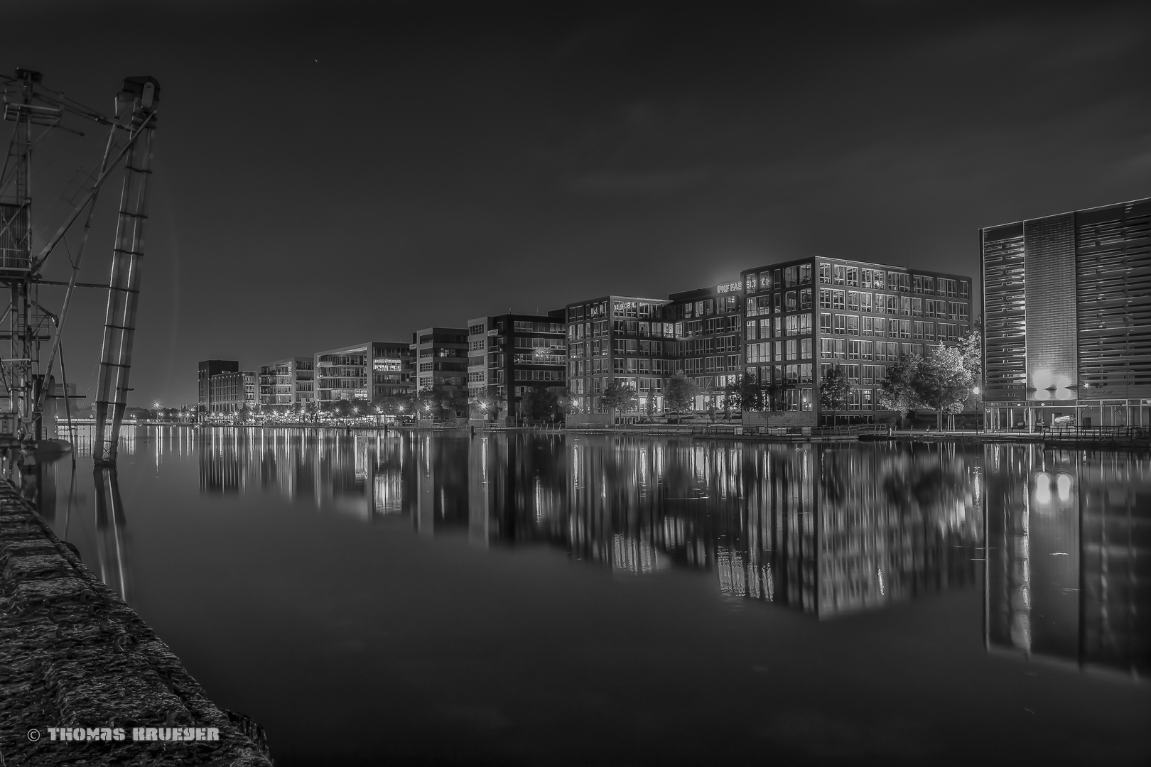 Innenhafen Duisburg bei Nacht 