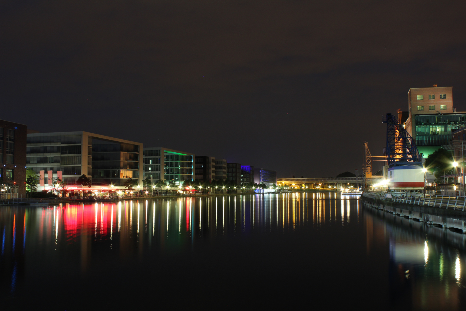 Innenhafen Duisburg bei Nacht