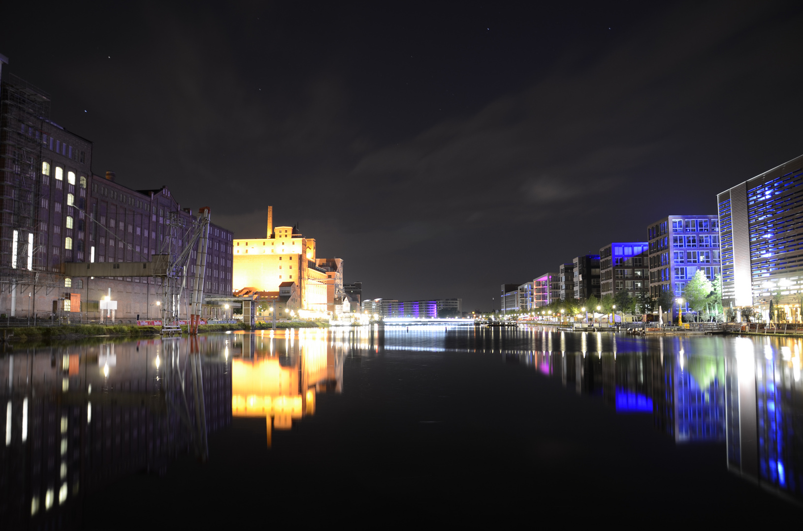 Innenhafen Duisburg bei Nacht