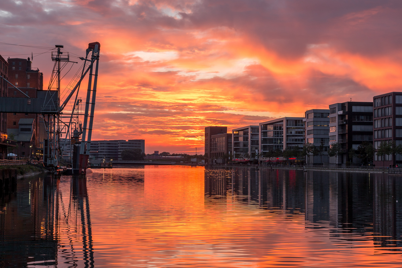 Innenhafen Duisburg bei Sonnenuntergang