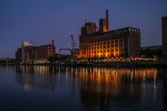 Innenhafen Duisburg, Blaue Stunde