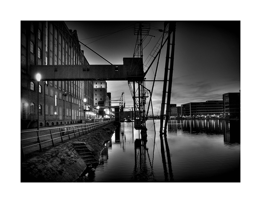 Innenhafen Duisburg in der Dämmerung