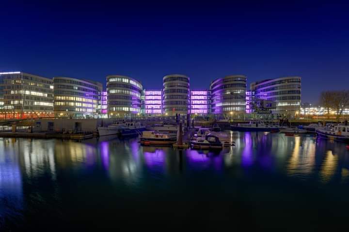 Innenhafen von Duisburg bei Nacht