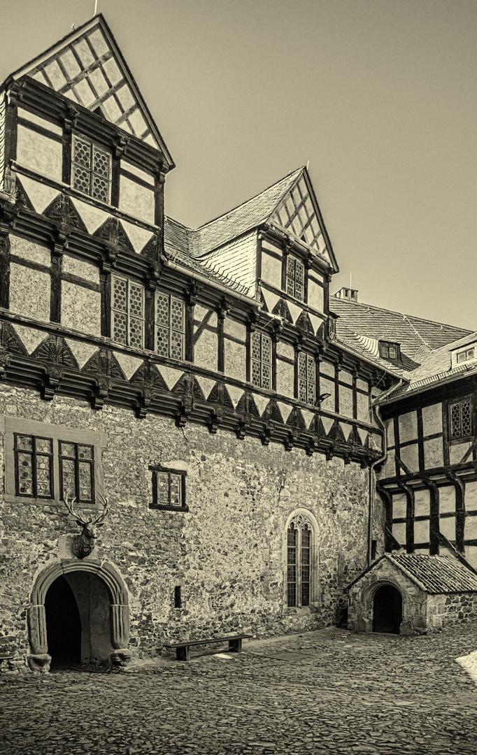 Innenhof Burg Falkenstein schwarz-weiss