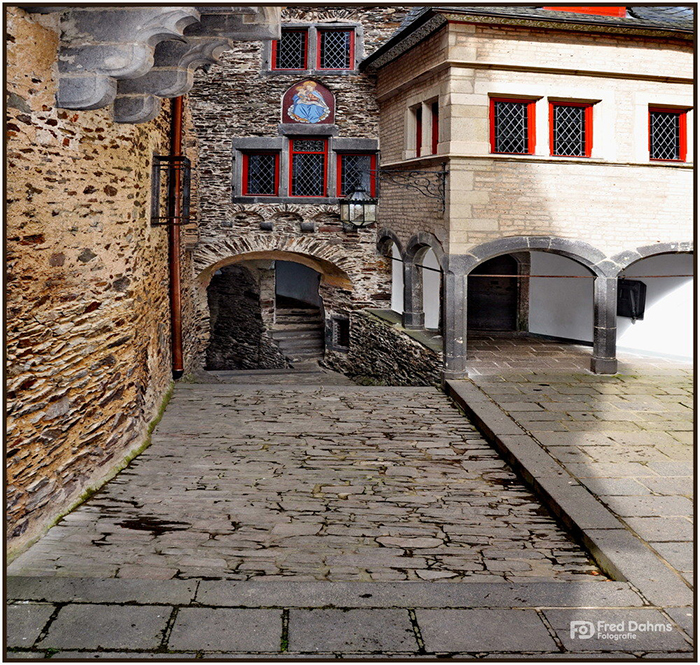 Innenhof der Burg Eltz in Münstermaifeld II