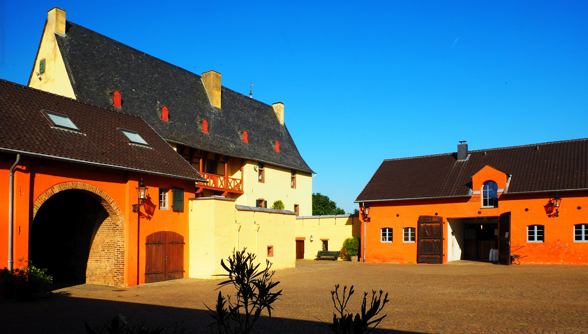 Innenhof der Burg Langendorf bei Zülpich (Nordeifel)